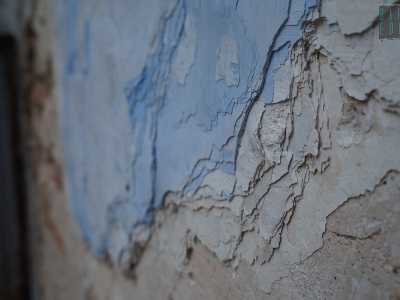 Vaghiamo ancora un po' nel labirinto e una parete poco curata attira la nostra attenzione: su di essa sono evidenti i diversi strati di pittura azzurra spalmati dal 600 a oggi